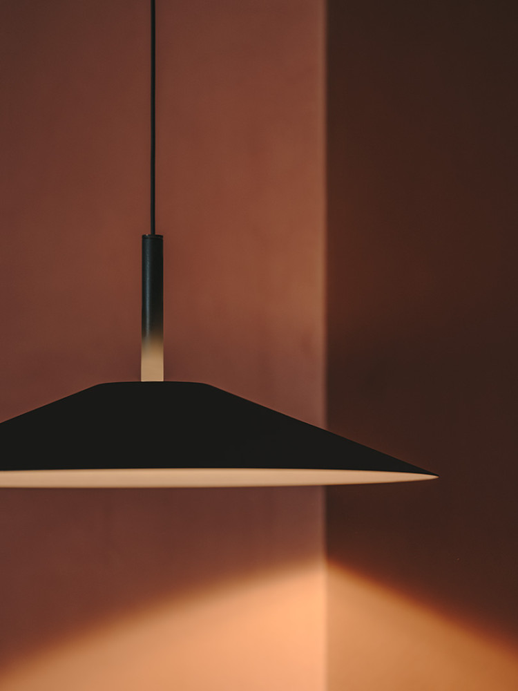 H PENDANT BLACK
